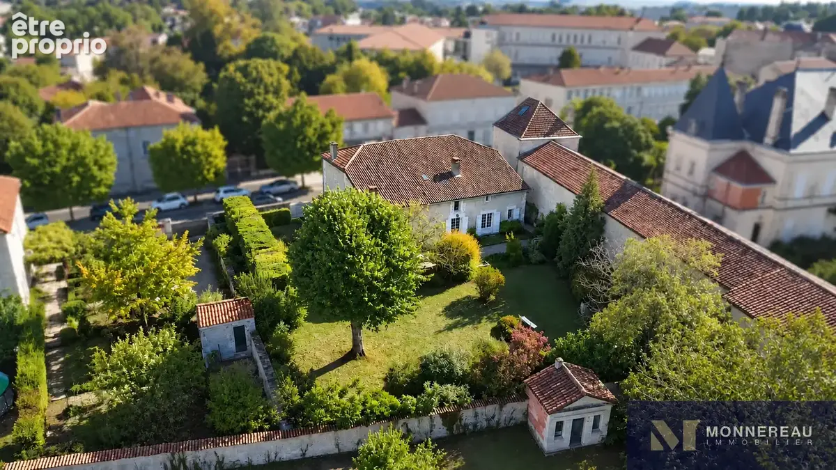 Maison ancienne en coeur de ville avec jardin et garage - photo 3