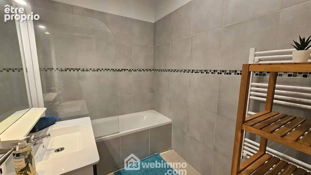 Une salle de bain de 4 m² toute carrelée.