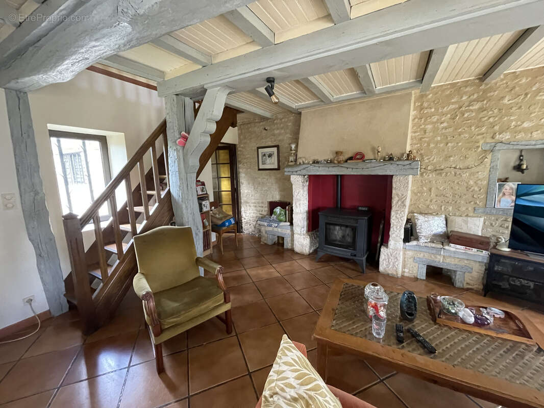 Maison à FONTAINE-LES-BASSETS