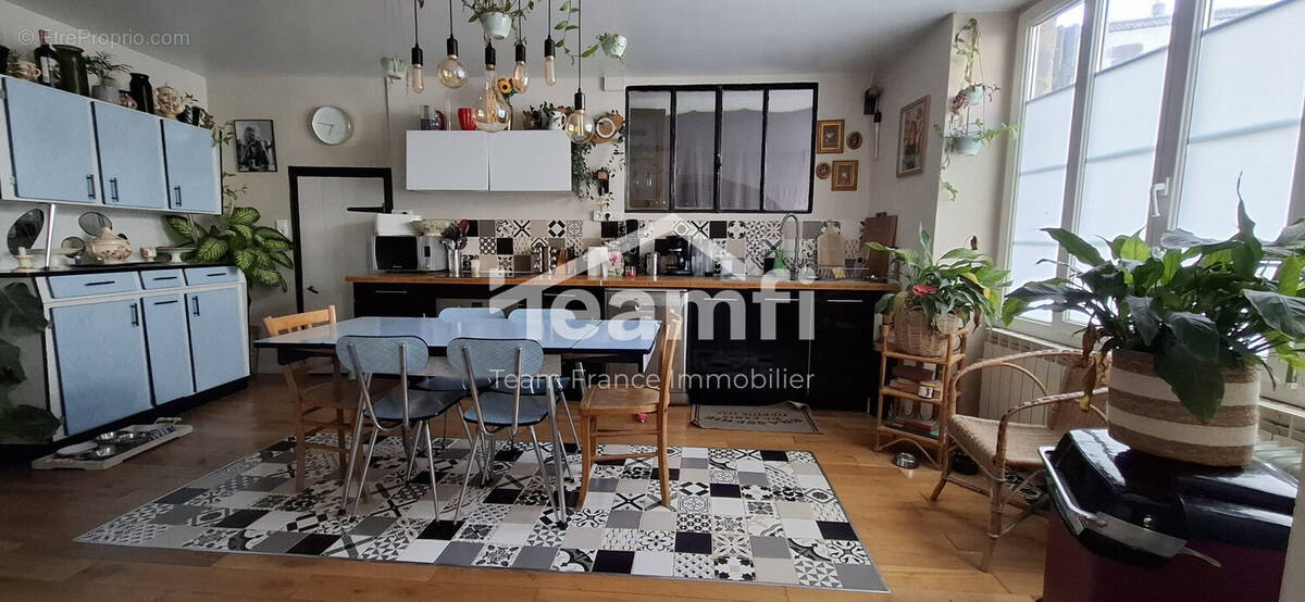 E2z - Maison à SAINT-AMANT-TALLENDE