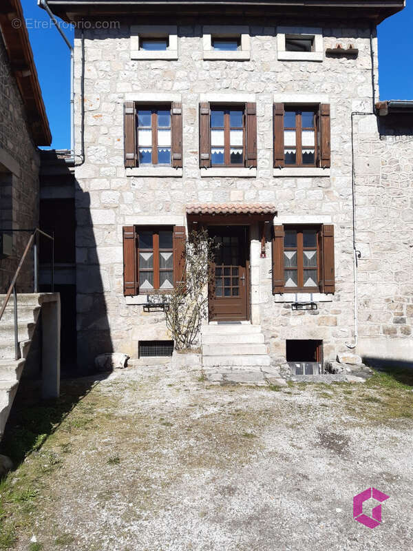 Maison de bourg avec cour et dépendances - photo 4