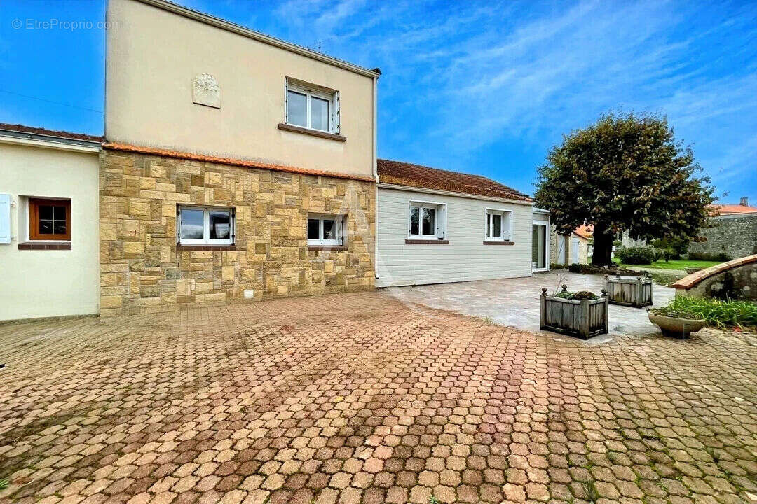 Maison 7 pièces - 5 chambres - NALLIERS - photo 10