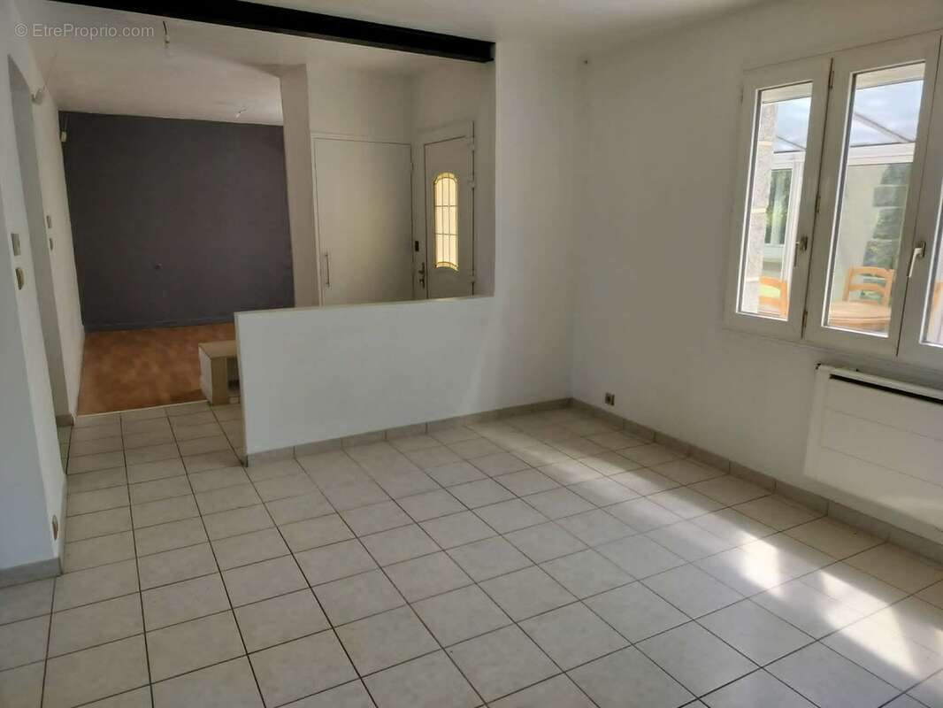 Propriété néo-bretonne avec véranda, hangar et fort potentiel idéalement situé - photo 6