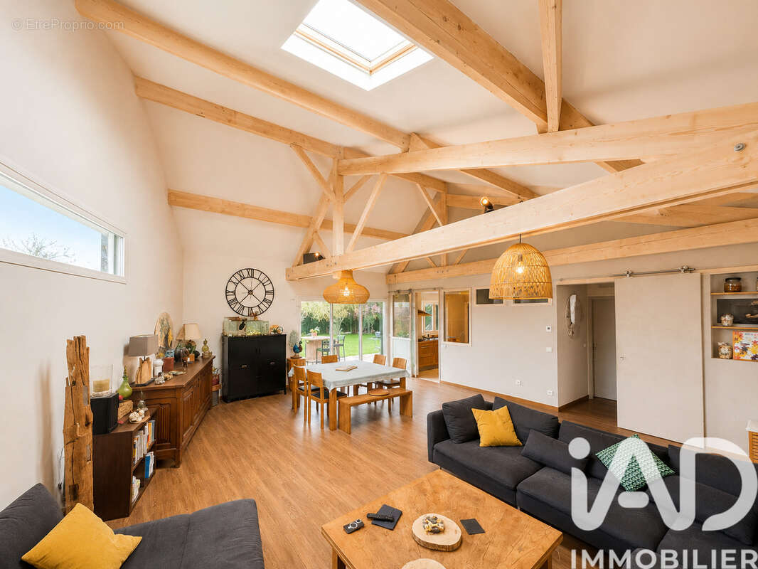 Maison 137 m² à Le Plessis-Pate  - photo 4