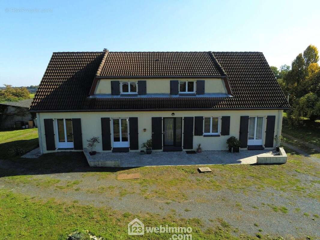 ? propriété de 1977 rénovée, 207 m2 habitables environ. - Maison à MIGNE-AUXANCES