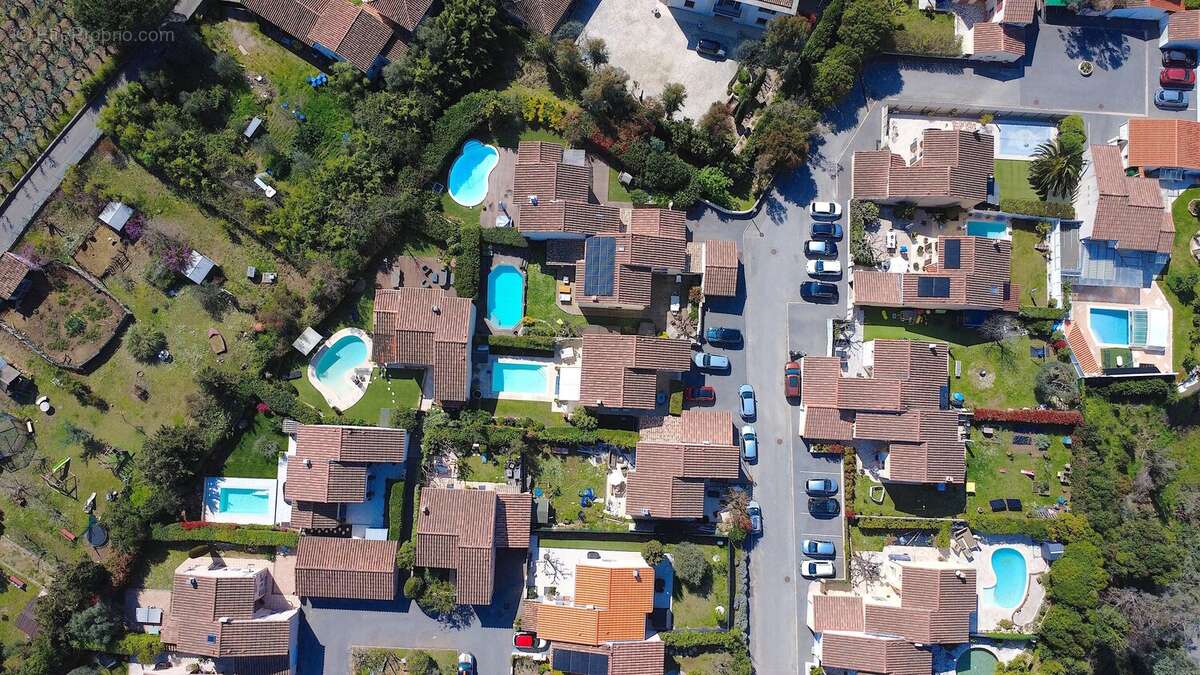 Maison à LA ROQUETTE-SUR-SIAGNE