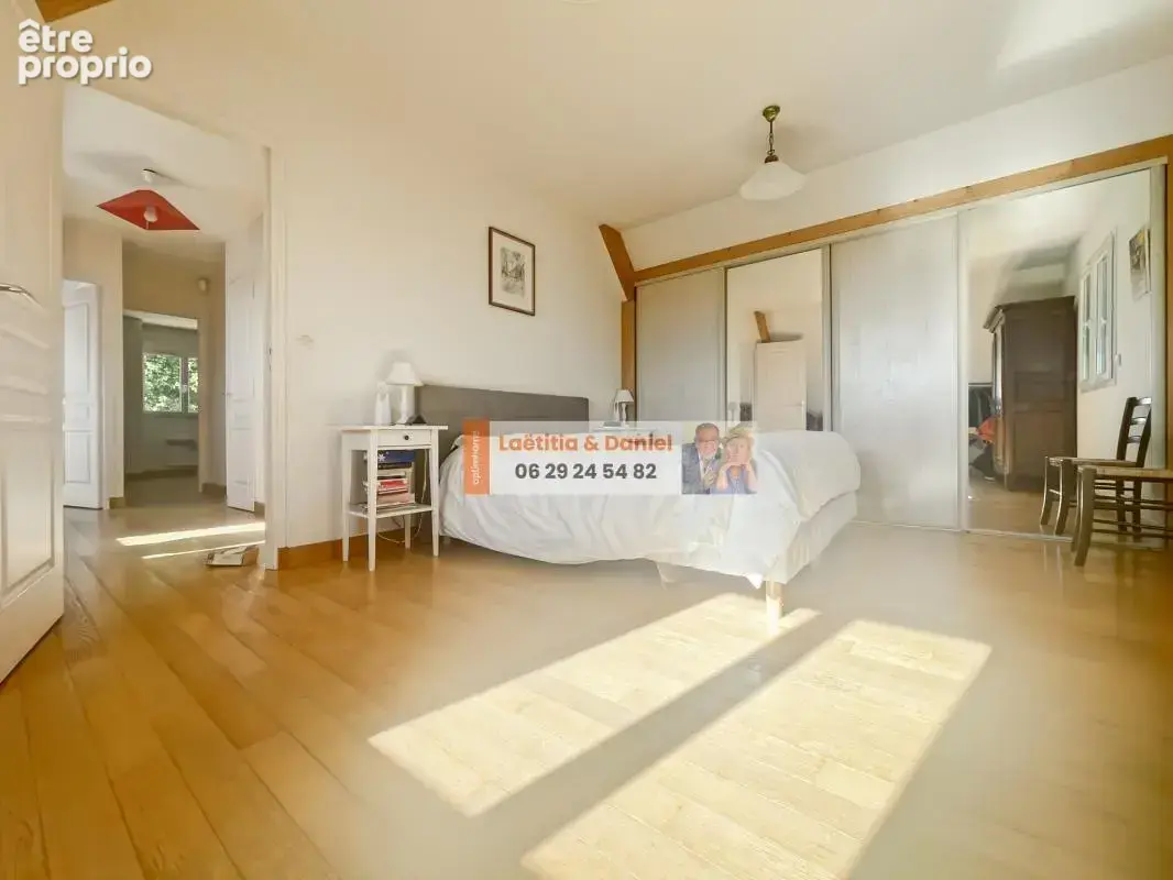 À 3 minutes de Verneuil-sur-Avre, cette maison de 140 m² vous séduira par ses beaux volumes, son terrain clos et arboré de 2 500 - photo 11