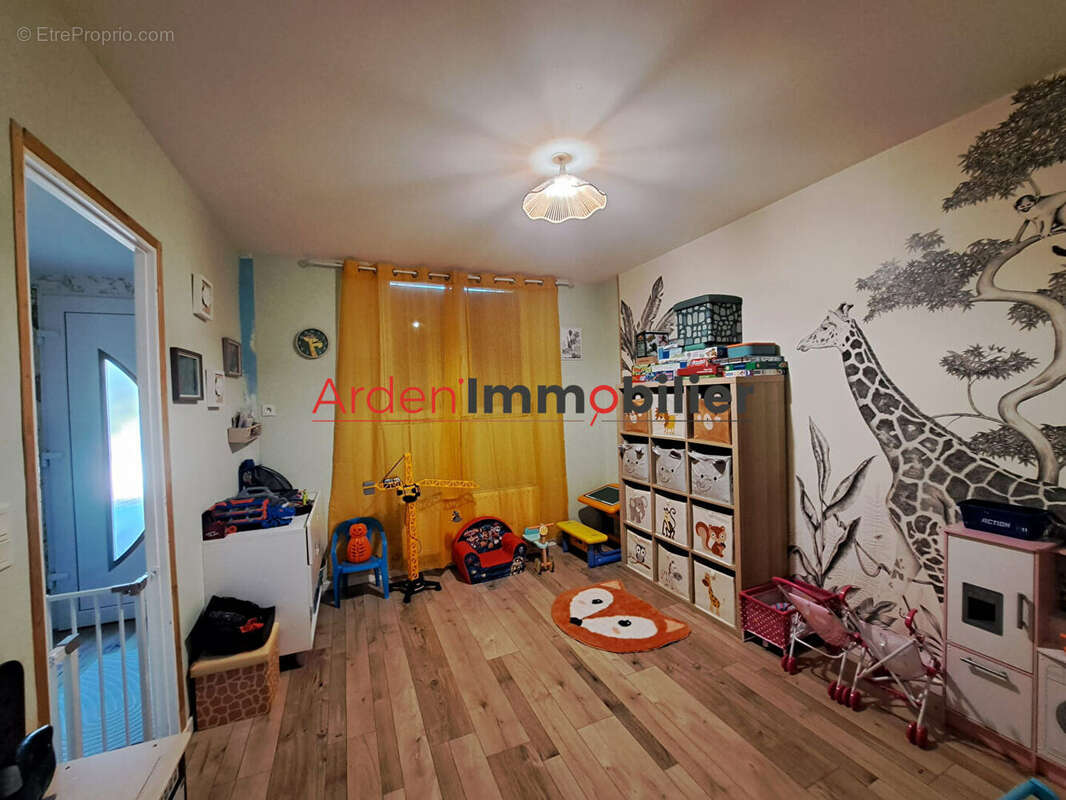 Maison 9 pièces à vendre à Chappes - 173,60 m² sur terrain de 680 m² - photo 4