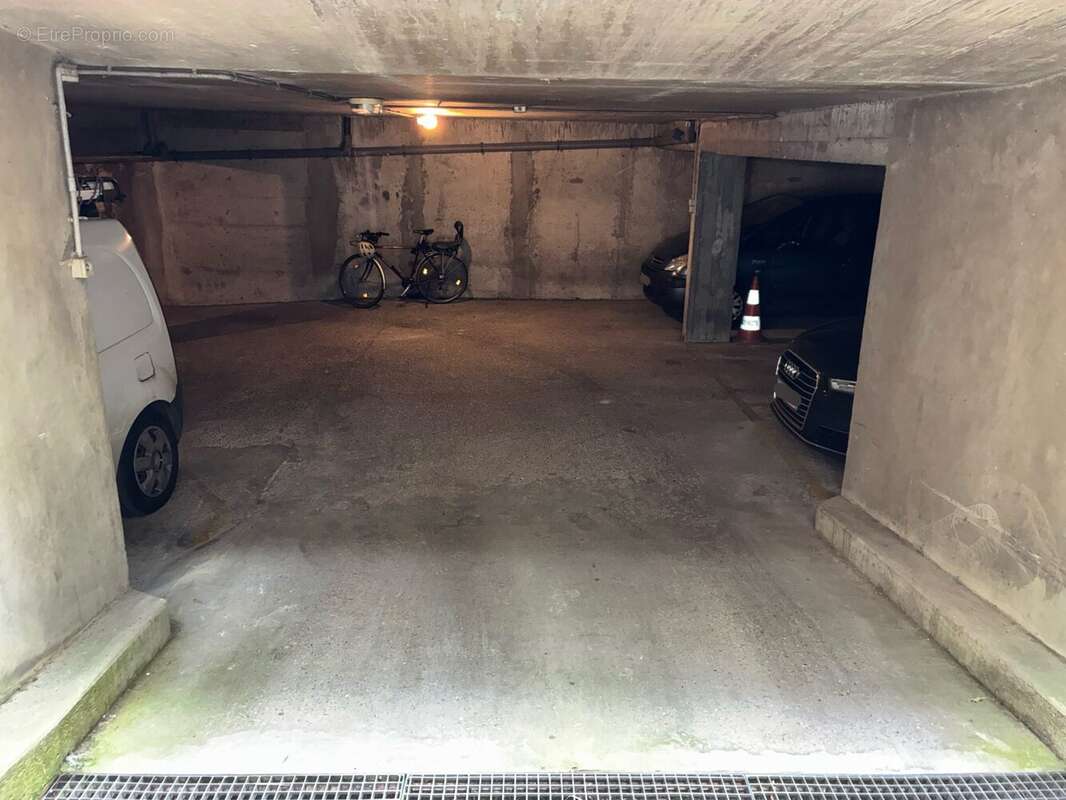 Parking à CLICHY