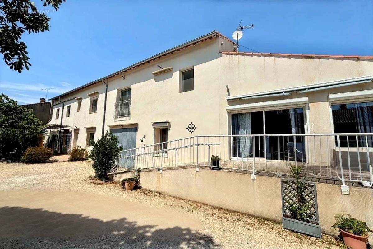Maison 270 m² à Theziers  - photo 1