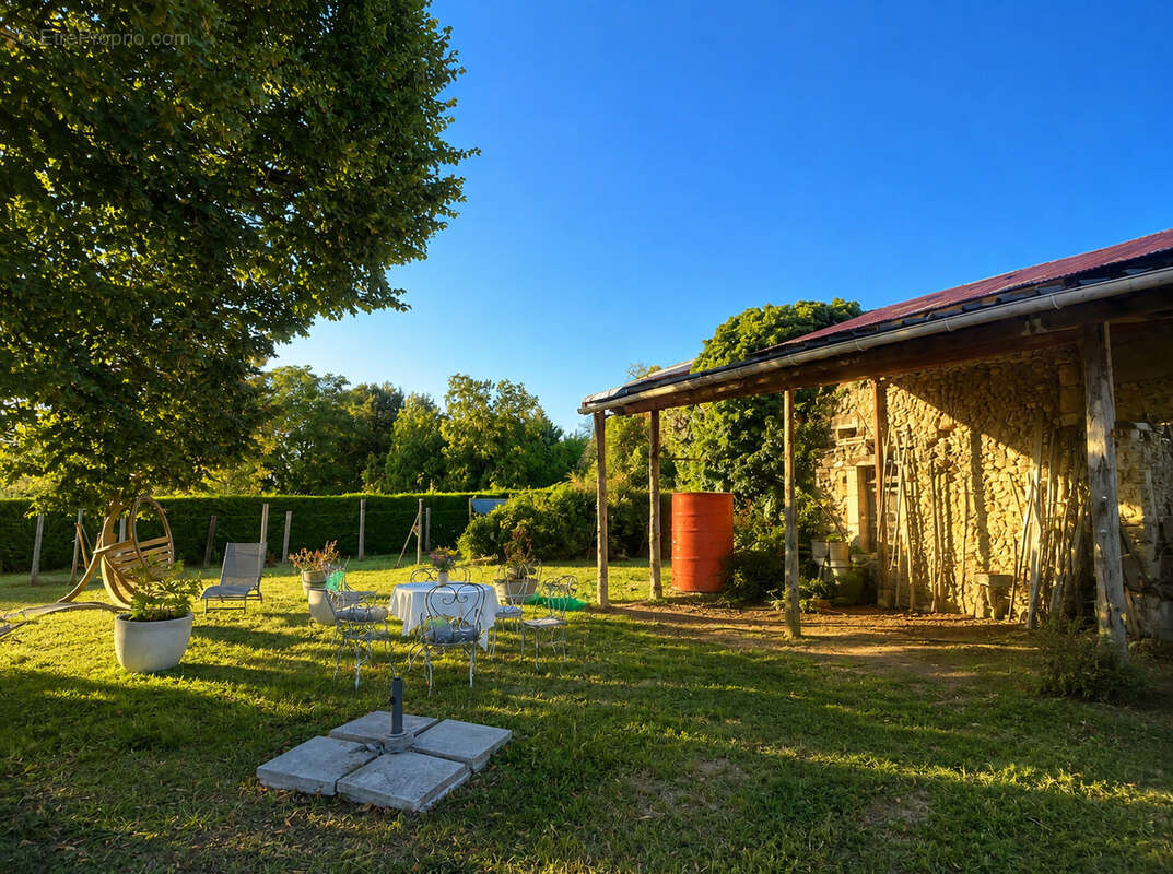 Maison récente de 2019   17000 m2 de terrain avec vignes, piscine et dépendances   à 20 min de Périgueux - photo 2