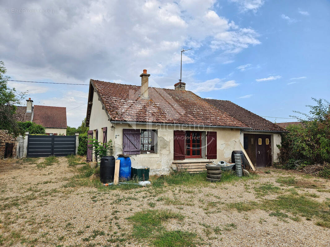Maison à PARAY-LE-FRESIL