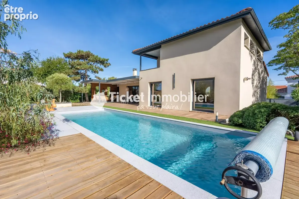 Villa 7 pièces de 304,16m2 avec piscine, carport hors couloir aérien - photo 2