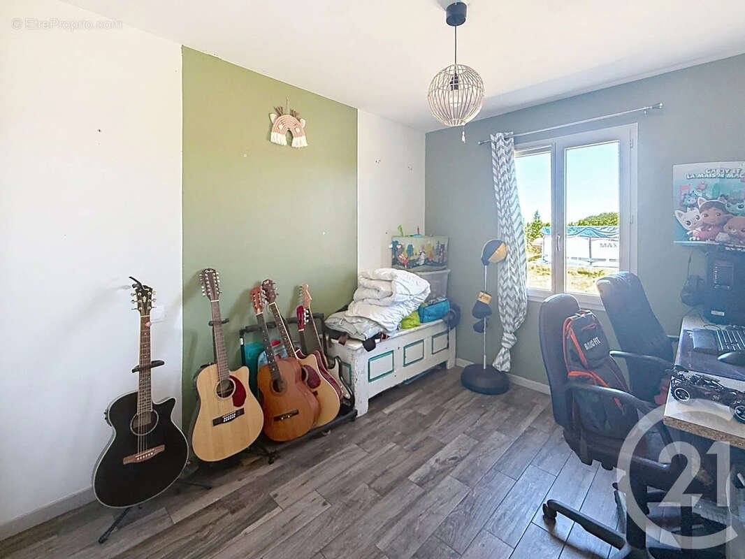 Maison 81 m² à Saint-Saturnin  - photo 7