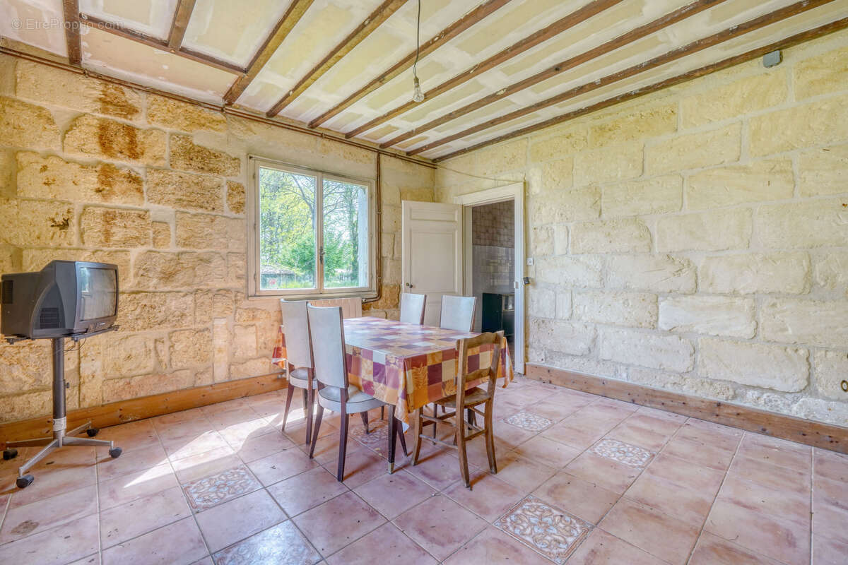 Maison à SAINT-YZAN-DE-SOUDIAC