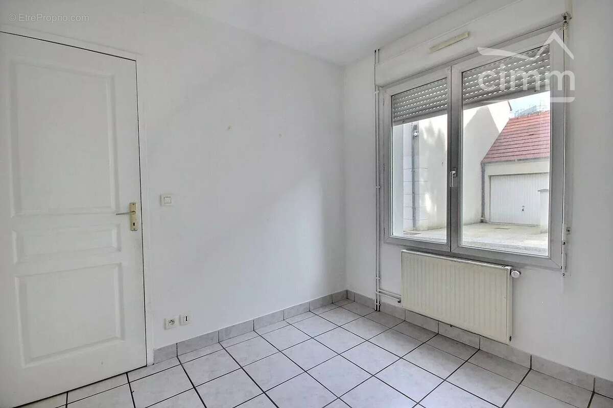 Maison à SAINT-THIBAULT-DES-VIGNES