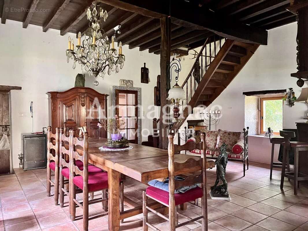 Maison à VIC-FEZENSAC