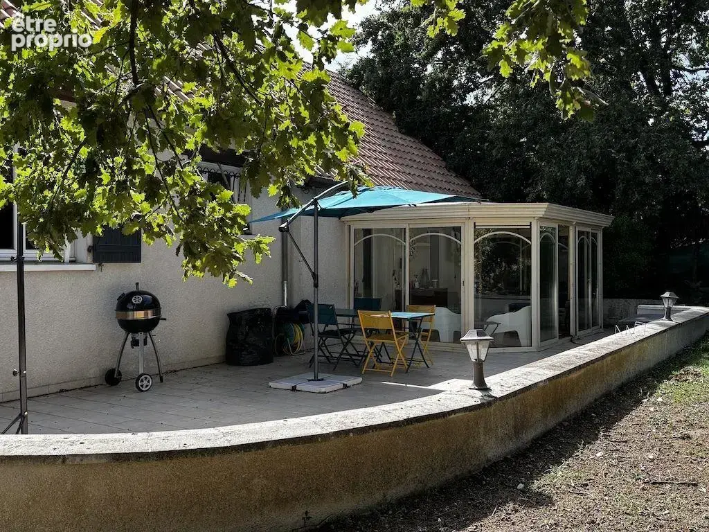 ... abritant une partie de la terrasse.