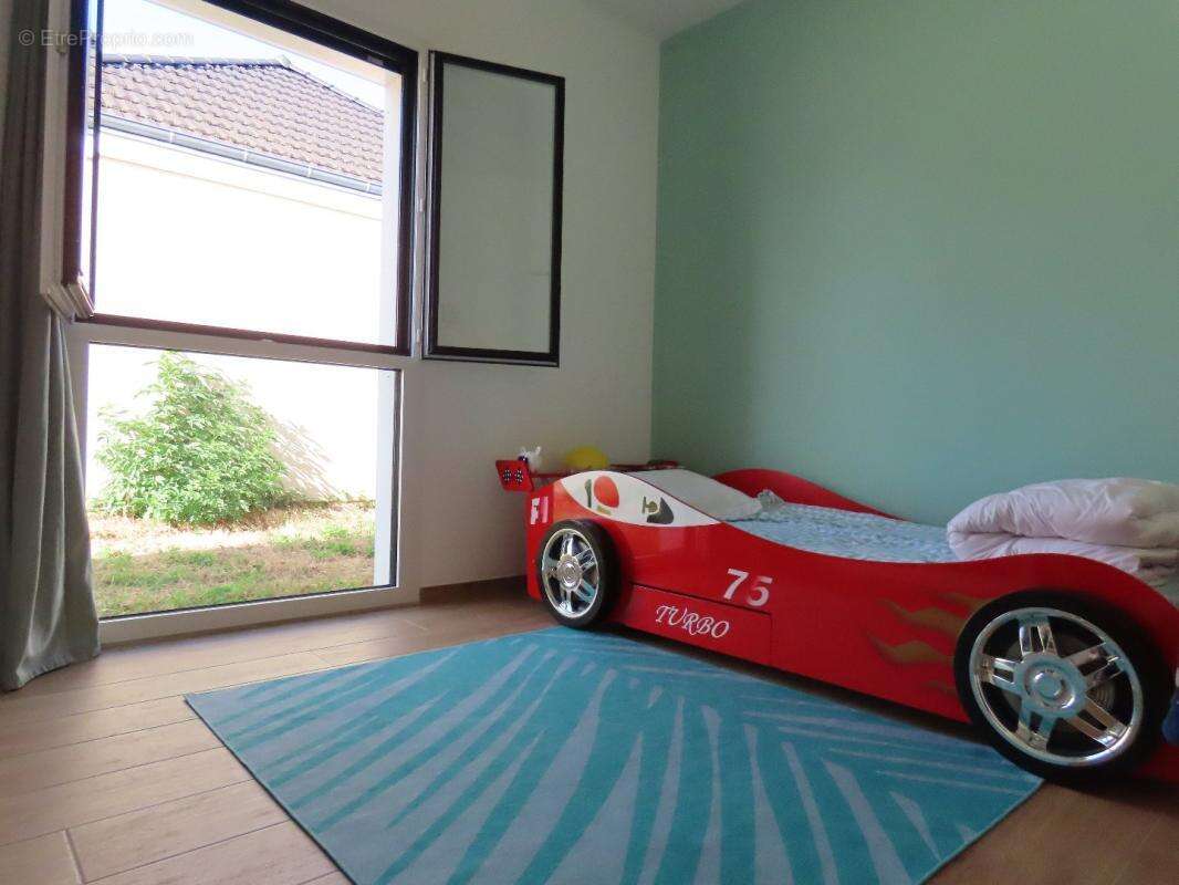Maison 130 m² à Saint-Jean-De-La-Ruelle  - photo 7
