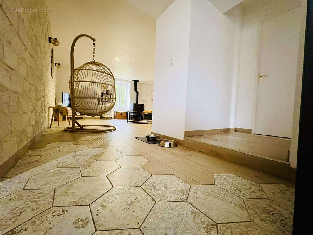 Maison de village, entièrement réhabilitée, où la pierre raconte l’histoire - photo 17