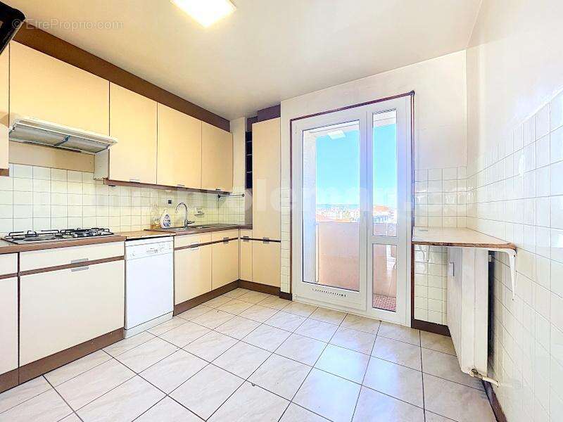 Appartement_T4_Transformé_en_T3_Annemasse_Genève_Ceva_tramway_Suisse_investissement_famille_lumineux_proche_commodité_Séjour_cuisine_séparée_équipée_ - Appartement à ANNEMASSE