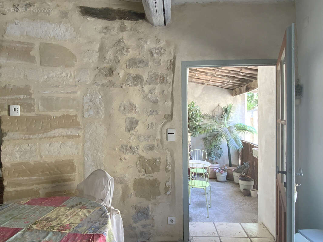 Charmante maison de village avec terrasse et garage à 3 km d' Uzès. - photo 4
