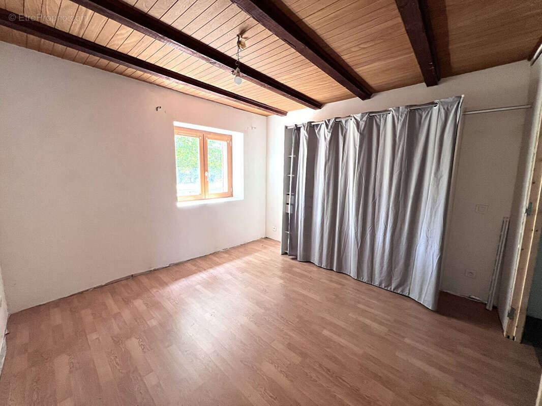 VONNAS : Charmante fermette avec dépendance aménageable et terrain constructible à Vonnas - photo 10