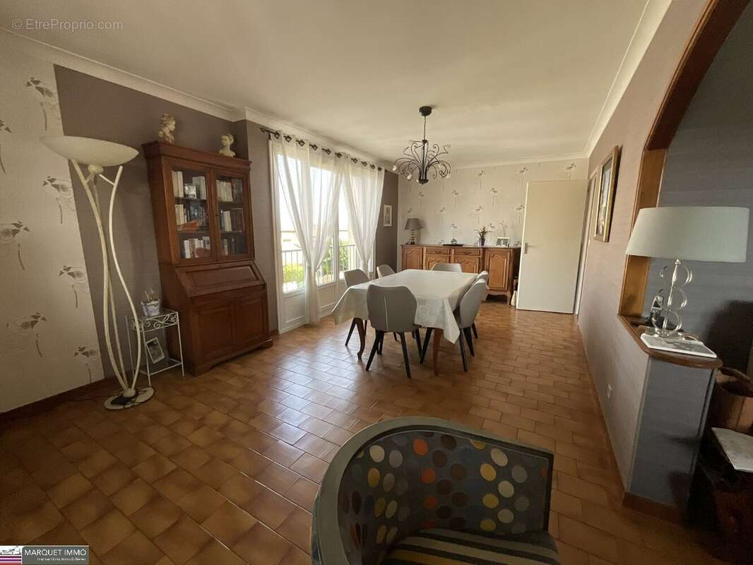 Volumineux appartement T3 + bureau offrant 95 m² au 1° étage d'un immeuble de 1976 bien entretenu avec cave et parking privatif. - photo 6