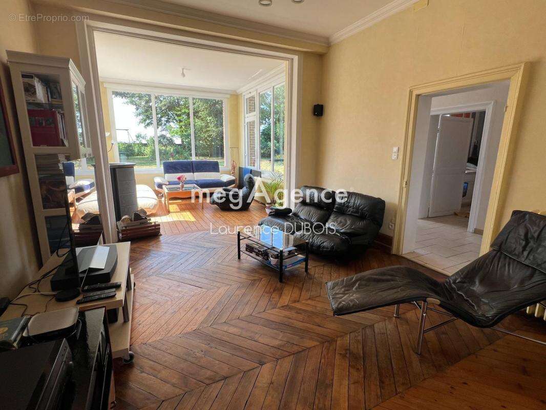 Vous serez charmés par cette superbe maison de caractère individuelle, entièrement rénovée par artisans, d'environ 227 m2 habita - photo 8