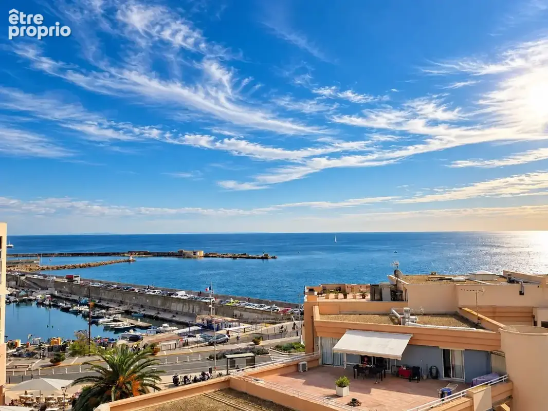 Côté Port, une vue panoramique sur la mer, le port et le Mont Saint-Clair pour ce superbe appartement rénové avec piscine, entre - photo 1