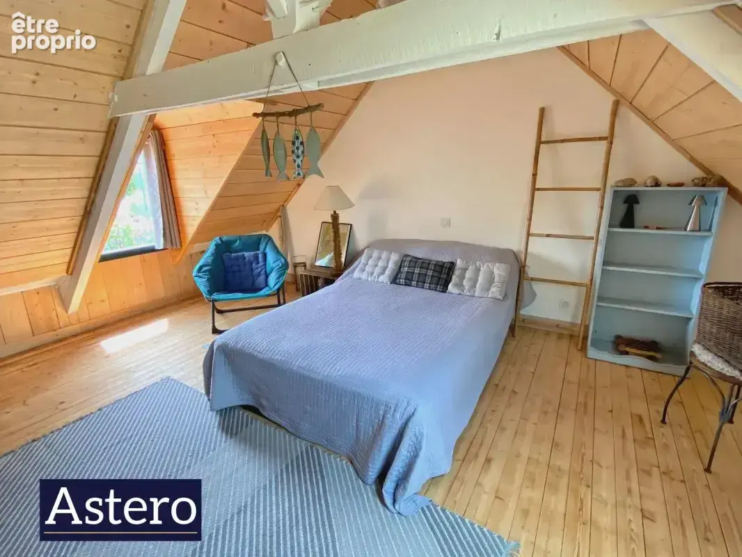 Maison familiale avec chambre au rez-de-chaussée, terrain constructible de 2 240 m² et dépendances - photo 8