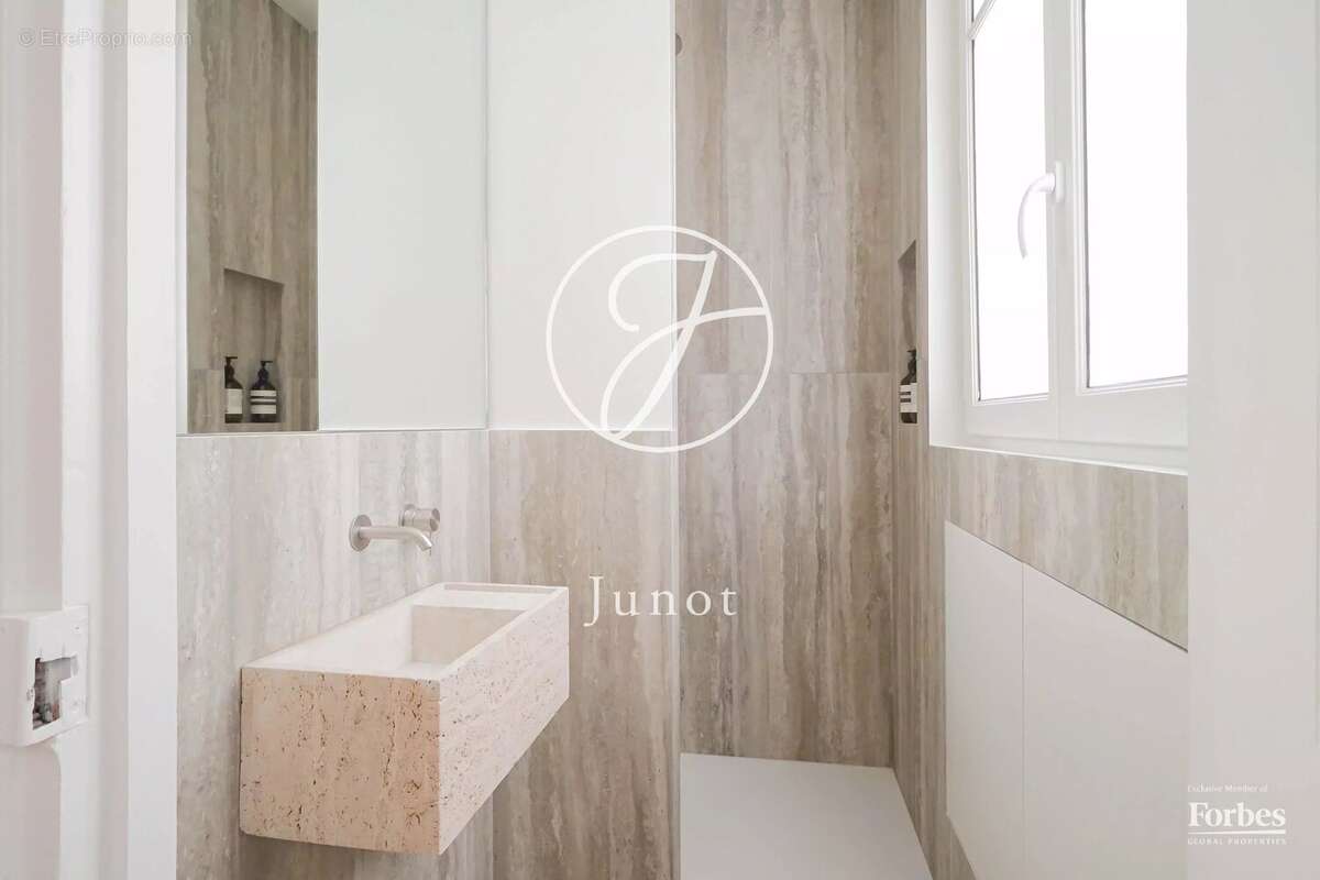 Appartement à PARIS-7E