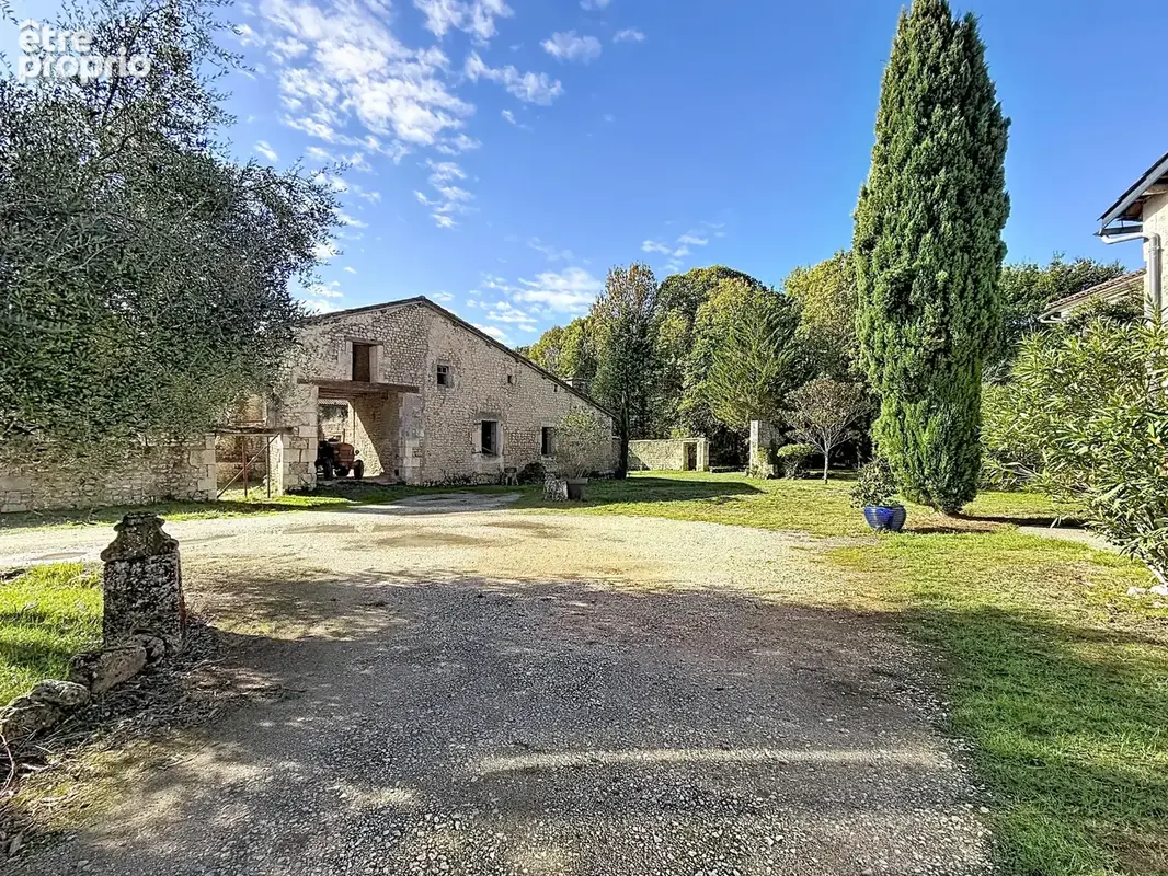 Propriété de charme en Sud Charente   428m2 habitables, 1,6 hectare et vue remarquable. - photo 14