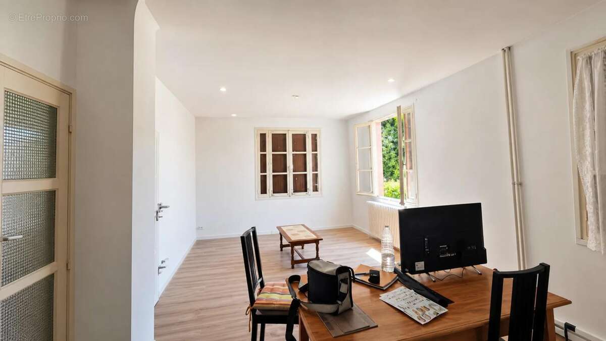 Grande maison familiale sur 968 m² avec double garage - photo 4