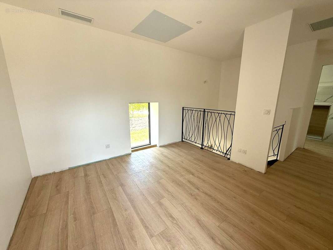 Maison à SAINT-NAZAIRE-LES-EYMES