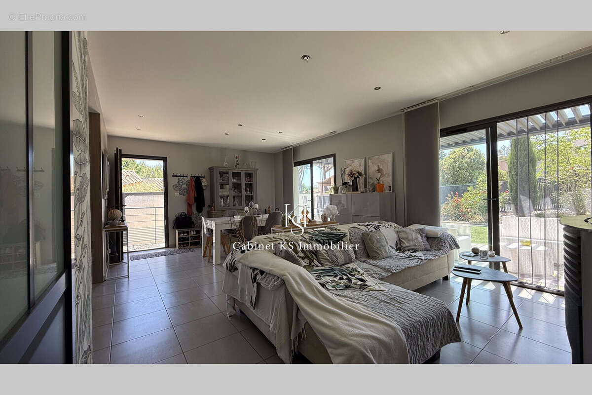 Maison 6 pièces 146 m² à vendre à Saint-Maximin-La-Sainte-Baume (83470) - photo 3