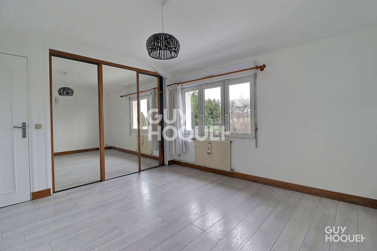 Maison à SAINTE-GENEVIEVE-DES-BOIS