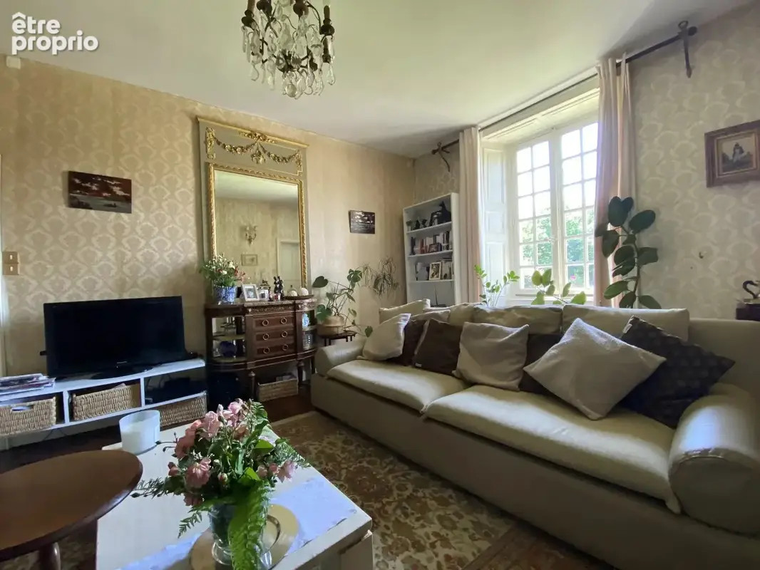 Demeure de caractère au Dorat – Une maison avec un joli jardin et un garage - photo 3