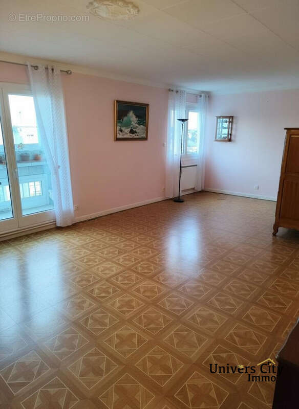 Modifiée par l'IA - Appartement à NANTES