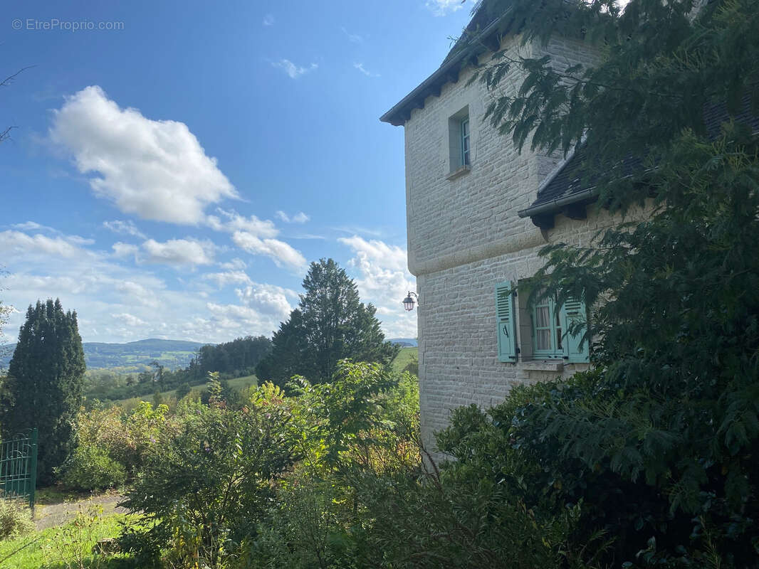 Maison à SAINT-PANTALEON-DE-LARCHE