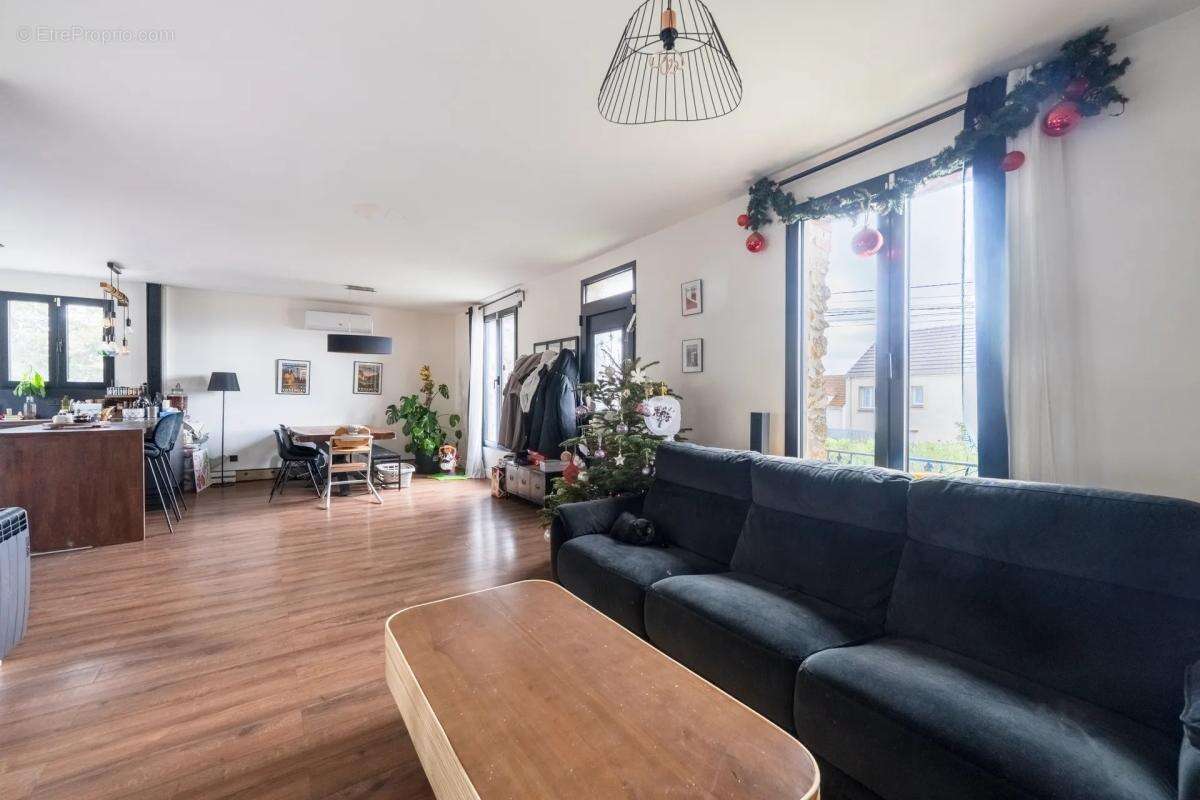 Maison à CHANTELOUP-LES-VIGNES