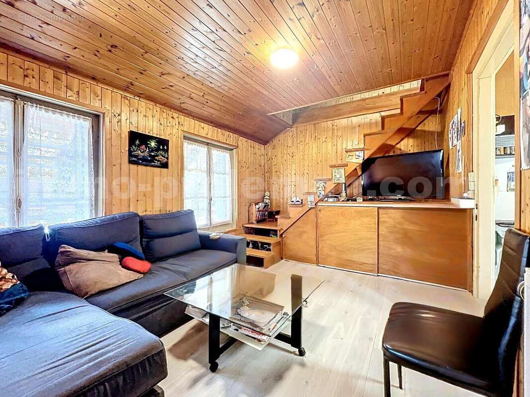 Maison_Saint_Pierre_en_Faucigny_secteur_calme_division_deux_appartements_investisseur_investissement_affaire_nature_vue_montagne_rare_Atypique_frontière_Suisse_Genève_Tram_ceva_bus_FRONTALIERS_salon_séjour_cuisine_Mezzanine_combles_aménagé_jardin_garage_ - Maison à SAINT-PIERRE-EN-FAUCIGNY