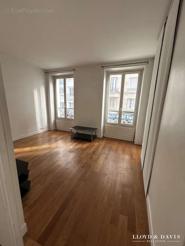 Espace de vie modulable, aménagé en salon/chambre. - Appartement à PARIS-16E