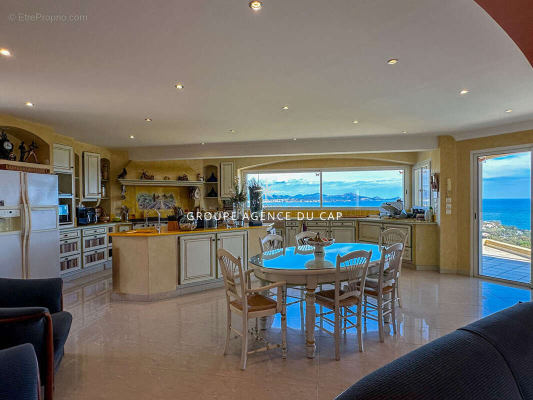 Villa vue mer avecT2 indépendant plus un  terrain de 2094 m² à l'arrière, constructible aux Issambres - photo 7