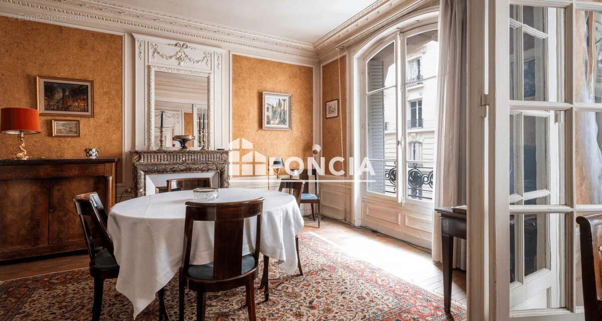 Appartement à PARIS-16E