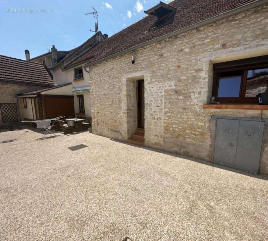 Maison à LA NEUVILLE-SUR-ESSONNE