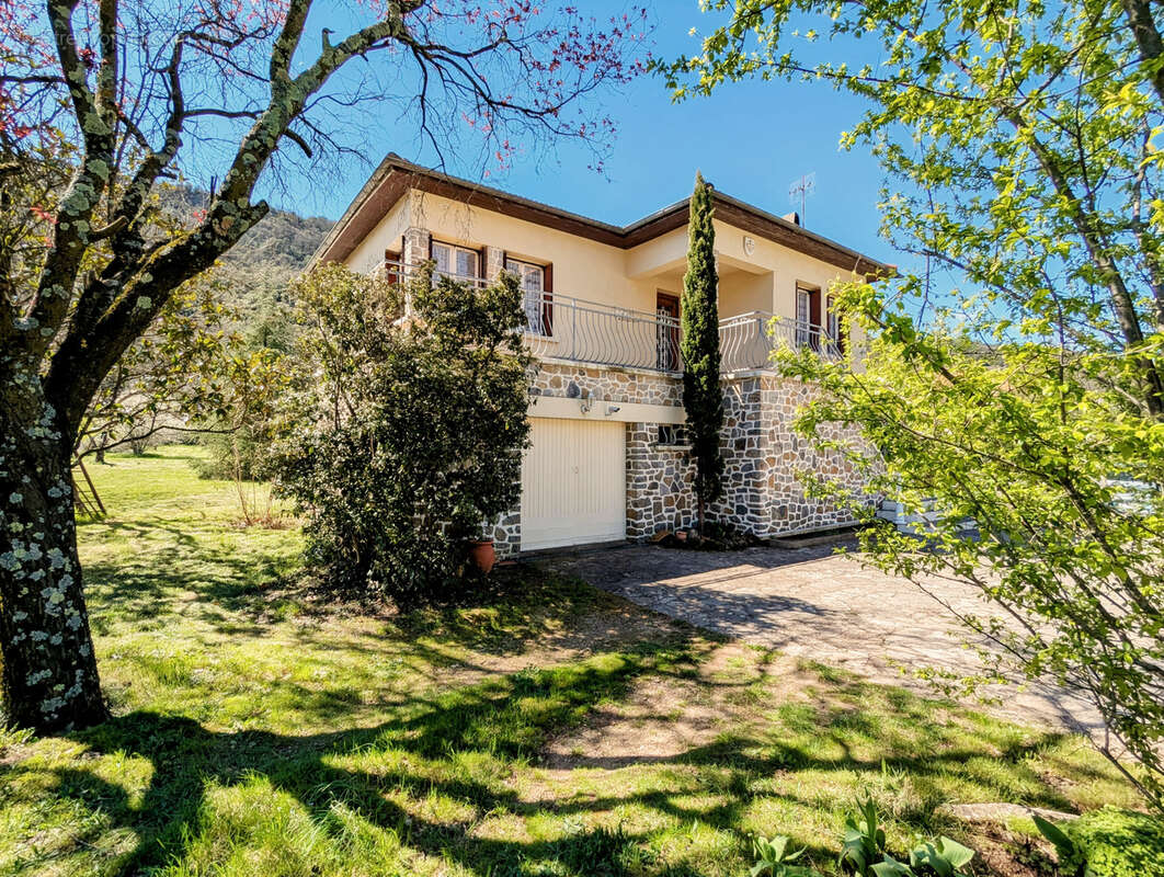 Maison à LA TOUR-SUR-ORB