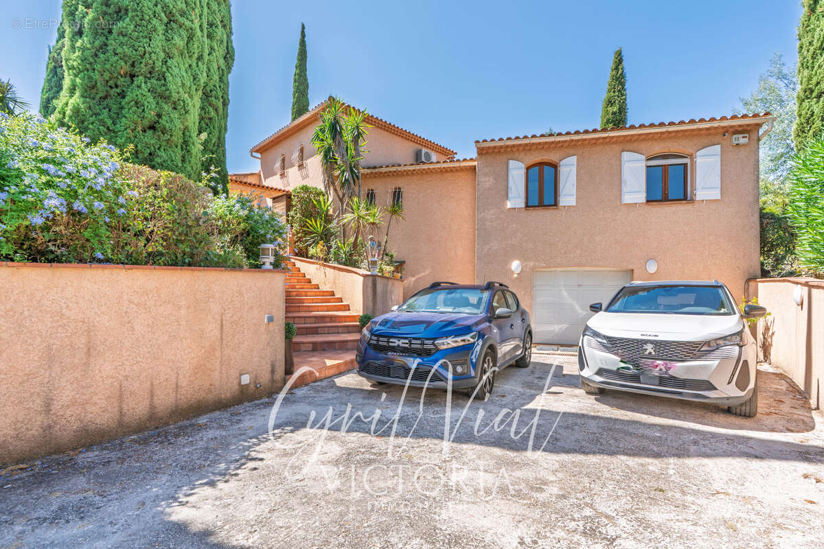 LA LONDE-LES-MAURES  maison familiale avec piscine, pool house et vaste garage - photo 3