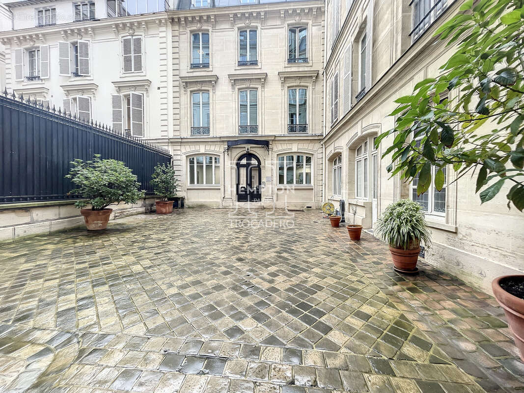 Commerce à PARIS-8E