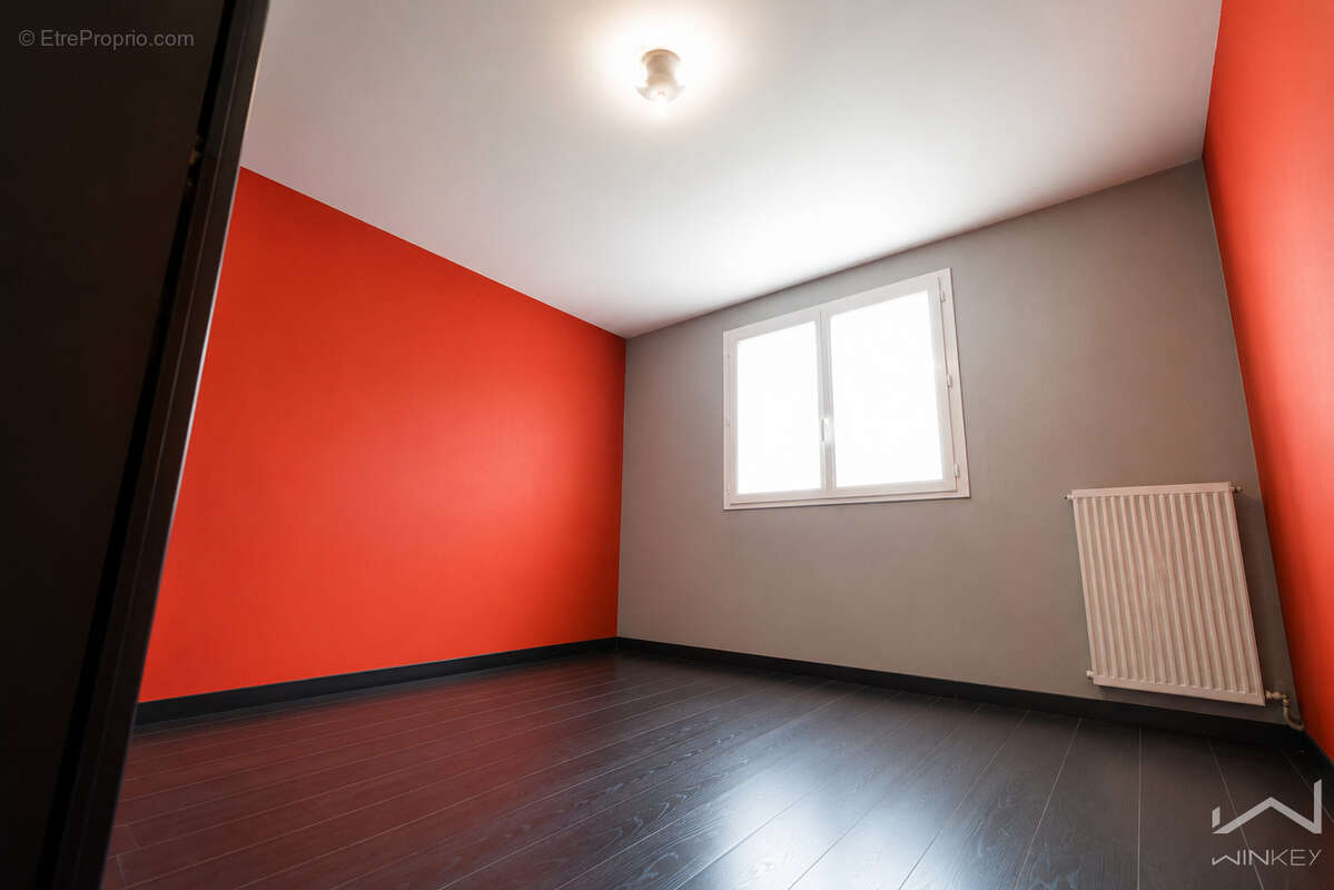 Maison accolée d'un seul côté avec beau terrain et vue sur le Golf - photo 6